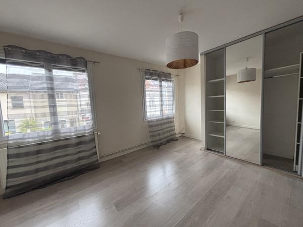 CHATILLON SUR SEINE : proche du centre ville ,maison rénovée de 120 m² avec grange de 100m² et cour  Châtillon-sur-Seine (21400)