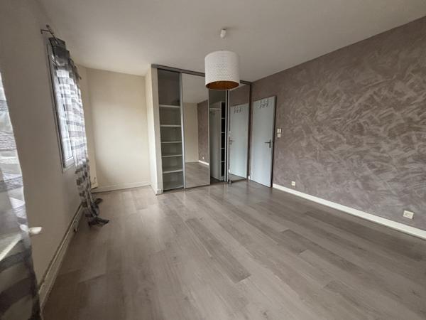 CHATILLON SUR SEINE : proche du centre ville ,maison rénovée de 120 m² avec grange de 100m² et cour  Châtillon-sur-Seine (21400)