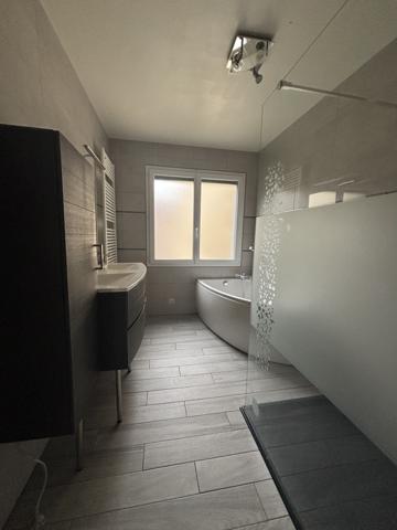 CHATILLON SUR SEINE : proche du centre ville ,maison rénovée de 120 m² avec grange de 100m² et cour  Châtillon-sur-Seine (21400)