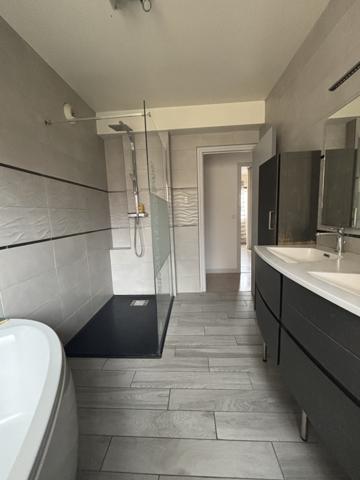 CHATILLON SUR SEINE : proche du centre ville ,maison rénovée de 120 m² avec grange de 100m² et cour  Châtillon-sur-Seine (21400)