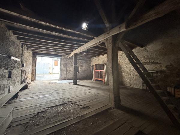 CHATILLON SUR SEINE : proche du centre ville ,maison rénovée de 120 m² avec grange de 100m² et cour  Châtillon-sur-Seine (21400)