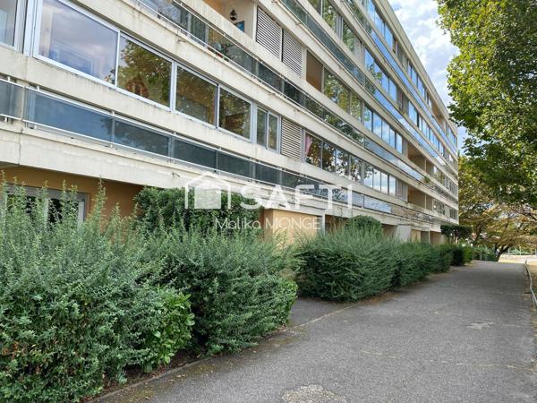 Emplacement idéal pour cet appartement.
