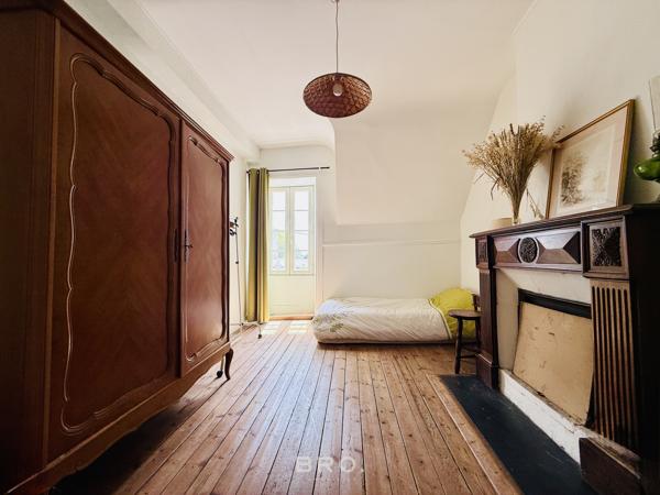 PROPRIÉTÉ 236 M2 VANNES -SECTEUR GARE- 4 CHAMBRES- GARAGE - TERRAIN DE 380 M2
