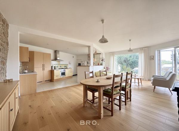 PROPRIÉTÉ 236 M2 VANNES -SECTEUR GARE- 4 CHAMBRES- GARAGE - TERRAIN DE 380 M2