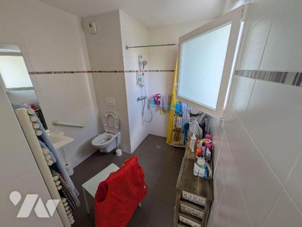 Guidel centre, appartement au rez-de-chaussée, en résidence sénior, composé comme suit:
Séjour...