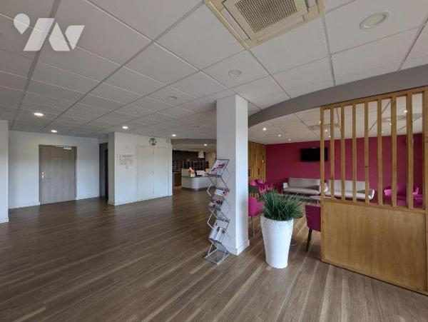 Guidel centre, appartement au rez-de-chaussée, en résidence sénior, composé comme suit:
Séjour...