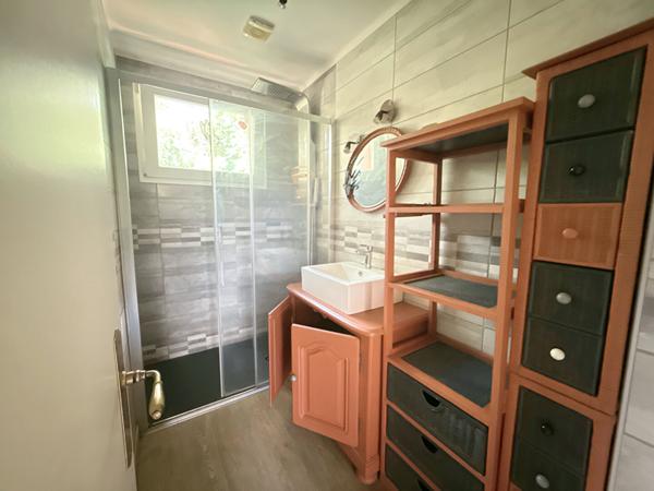 A VENDRE : MAISON RENOVEE AVEC JARDIN, GARAGE ET POTENTIEL LOCATIF A AX-LES-THERMES