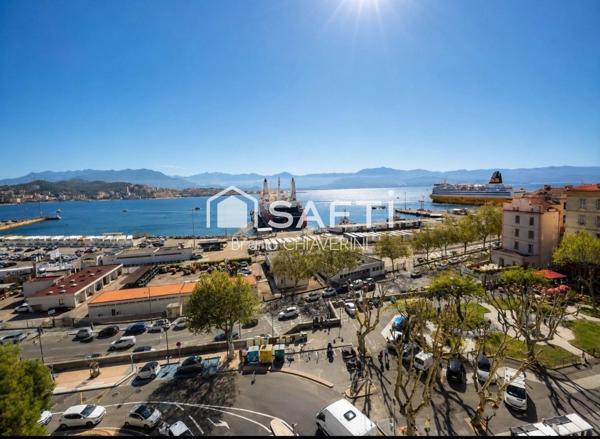 Vue imprenable sur le port d'Ajaccio et le cours Napoleon