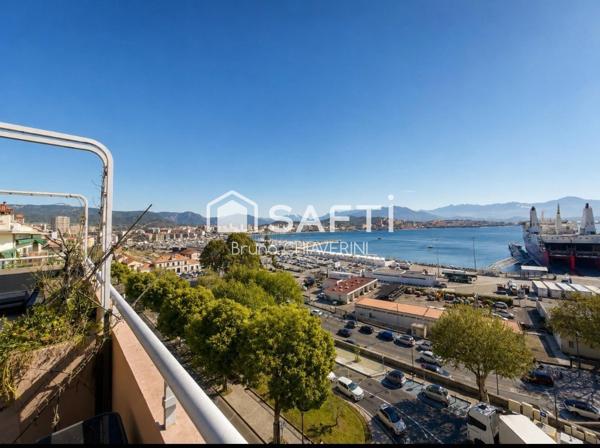 Vue imprenable sur le port d'Ajaccio et le cours Napoleon