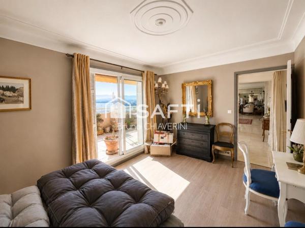 Vue imprenable sur le port d'Ajaccio et le cours Napoleon