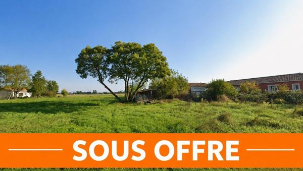 Terrain verdoyant au calme, aux portes d'un hameau