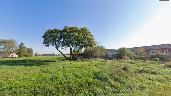 Terrain verdoyant au calme, aux portes d'un hameau