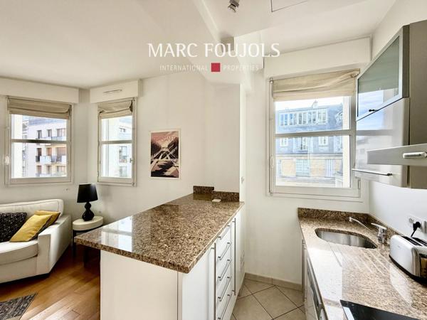 (English) Bright Furnished 2-Room Apartment in Porte-Dauphine