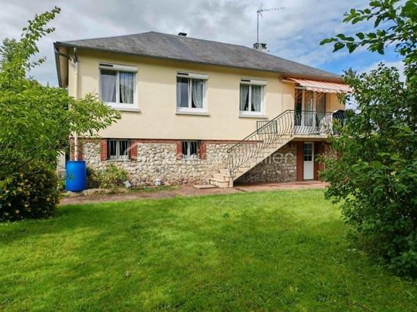 NOUVEAU PRIX : 190 000 € Frais d'Agence Inclus
Claudine LEBELLOIS – BSK Immobilier vous propose cette spacieuse maison familiale idéalement située au cœur de Pont-Audemer, à quelques pas des écoles, commerces et services.
Un fort potentiel pour tous vos projets
Avec ses 6 chambres, ses beaux volumes et son rez-de-jardin indépendant, cette maison offre de nombreuses possibilités : résidence familiale, logement intergénérationnel, activité professionnelle à domicile ou projet locatif.

Rez-de-jardin : un espace aux multiples possibilités
Accessible directement depuis le jardin, ce niveau comprend :
•	3 chambres, 
•	Un WC indépendant
•	Un garage avec local technique
Véritable valeur ajoutée de cette propriété, ce vaste espace en rez-de-jardin offre un fort potentiel d'aménagement : appartement indépendant, logement pour un proche, activité libérale, bureau professionnel ou projet locatif.
Une solution idéale pour ceux qui souhaitent réunir habitation et activité professionnelle sur un même site tout en conservant des espaces distincts et fonctionnels.

À l'étage : une habitation lumineuse et fonctionnelle
Vous découvrirez :
•	Une entrée avec dégagement
•	Une cuisine aménagée ouverte sur le séjour
•	Un salon lumineux avec accès au balcon
•	3 chambres supplémentaires
•	Une salle d'eau
•	Un WC séparé
Un extérieur agréable et clos
La maison est implantée sur un terrain clos de 1 063 m², offrant un bel espace de jardin ainsi que deux dépendances, parfaites pour le stockage, le bricolage ou divers aménagements.
Confort et équipements

Habitation principale :
•	Pompe à chaleur
•	Ballon thermodynamique
•	Huisseries PVC double vitrage
•	Volets roulants solaires
•	Adoucisseur d'eau
•	Portail en fer forgé

Rez-de-jardin :
•	Chauffage par pompe à chaleur
•	Volets bois persiennes

Les points forts
✔ Emplacement recherché en centre-ville
✔ 6 chambres au total
✔ Possibilité de créer un logement indépendant
✔ Terrain de plus de 1 000 m²
✔ Dépendances
✔ Pompe à chaleur et équipements récents
✔ Excellent rapport qualité/prix à 190 000 € FAI
Quelques travaux de rafraîchissement permettront de personnaliser cette maison et d'en révéler tout le potentiel.

Situation idéale
•	Écoles maternelles et primaires à moins de 3 minutes à pied
•	Lycée et complexes sportifs à 5 minutes
•	Commerces à proximité immédiate
•	A13 à 10 minutes
•	A131 vers Le Havre à 15 minutes
Une opportunité rare sur le secteur
À ce nouveau prix de 190 000 € FAI, cette maison représente une excellente opportunité pour les familles ou les investisseurs à la recherche d'espace, de potentiel et d'un emplacement privilégié.
📞 Pour organiser une visite, contactez Claudine LEBELLOIS – BSK Immobilier au 06 46 67 24 09.