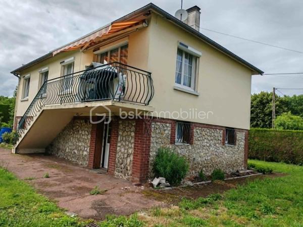 NOUVEAU PRIX : 190 000 € Frais d'Agence Inclus
Claudine LEBELLOIS – BSK Immobilier vous propose cette spacieuse maison familiale idéalement située au cœur de Pont-Audemer, à quelques pas des écoles, commerces et services.
Un fort potentiel pour tous vos projets
Avec ses 6 chambres, ses beaux volumes et son rez-de-jardin indépendant, cette maison offre de nombreuses possibilités : résidence familiale, logement intergénérationnel, activité professionnelle à domicile ou projet locatif.

Rez-de-jardin : un espace aux multiples possibilités
Accessible directement depuis le jardin, ce niveau comprend :
•	3 chambres, 
•	Un WC indépendant
•	Un garage avec local technique
Véritable valeur ajoutée de cette propriété, ce vaste espace en rez-de-jardin offre un fort potentiel d'aménagement : appartement indépendant, logement pour un proche, activité libérale, bureau professionnel ou projet locatif.
Une solution idéale pour ceux qui souhaitent réunir habitation et activité professionnelle sur un même site tout en conservant des espaces distincts et fonctionnels.

À l'étage : une habitation lumineuse et fonctionnelle
Vous découvrirez :
•	Une entrée avec dégagement
•	Une cuisine aménagée ouverte sur le séjour
•	Un salon lumineux avec accès au balcon
•	3 chambres supplémentaires
•	Une salle d'eau
•	Un WC séparé
Un extérieur agréable et clos
La maison est implantée sur un terrain clos de 1 063 m², offrant un bel espace de jardin ainsi que deux dépendances, parfaites pour le stockage, le bricolage ou divers aménagements.
Confort et équipements

Habitation principale :
•	Pompe à chaleur
•	Ballon thermodynamique
•	Huisseries PVC double vitrage
•	Volets roulants solaires
•	Adoucisseur d'eau
•	Portail en fer forgé

Rez-de-jardin :
•	Chauffage par pompe à chaleur
•	Volets bois persiennes

Les points forts
✔ Emplacement recherché en centre-ville
✔ 6 chambres au total
✔ Possibilité de créer un logement indépendant
✔ Terrain de plus de 1 000 m²
✔ Dépendances
✔ Pompe à chaleur et équipements récents
✔ Excellent rapport qualité/prix à 190 000 € FAI
Quelques travaux de rafraîchissement permettront de personnaliser cette maison et d'en révéler tout le potentiel.

Situation idéale
•	Écoles maternelles et primaires à moins de 3 minutes à pied
•	Lycée et complexes sportifs à 5 minutes
•	Commerces à proximité immédiate
•	A13 à 10 minutes
•	A131 vers Le Havre à 15 minutes
Une opportunité rare sur le secteur
À ce nouveau prix de 190 000 € FAI, cette maison représente une excellente opportunité pour les familles ou les investisseurs à la recherche d'espace, de potentiel et d'un emplacement privilégié.
📞 Pour organiser une visite, contactez Claudine LEBELLOIS – BSK Immobilier au 06 46 67 24 09.