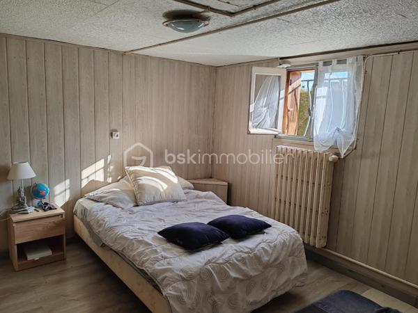 NOUVEAU PRIX : 190 000 € Frais d'Agence Inclus
Claudine LEBELLOIS – BSK Immobilier vous propose cette spacieuse maison familiale idéalement située au cœur de Pont-Audemer, à quelques pas des écoles, commerces et services.
Un fort potentiel pour tous vos projets
Avec ses 6 chambres, ses beaux volumes et son rez-de-jardin indépendant, cette maison offre de nombreuses possibilités : résidence familiale, logement intergénérationnel, activité professionnelle à domicile ou projet locatif.

Rez-de-jardin : un espace aux multiples possibilités
Accessible directement depuis le jardin, ce niveau comprend :
•	3 chambres, 
•	Un WC indépendant
•	Un garage avec local technique
Véritable valeur ajoutée de cette propriété, ce vaste espace en rez-de-jardin offre un fort potentiel d'aménagement : appartement indépendant, logement pour un proche, activité libérale, bureau professionnel ou projet locatif.
Une solution idéale pour ceux qui souhaitent réunir habitation et activité professionnelle sur un même site tout en conservant des espaces distincts et fonctionnels.

À l'étage : une habitation lumineuse et fonctionnelle
Vous découvrirez :
•	Une entrée avec dégagement
•	Une cuisine aménagée ouverte sur le séjour
•	Un salon lumineux avec accès au balcon
•	3 chambres supplémentaires
•	Une salle d'eau
•	Un WC séparé
Un extérieur agréable et clos
La maison est implantée sur un terrain clos de 1 063 m², offrant un bel espace de jardin ainsi que deux dépendances, parfaites pour le stockage, le bricolage ou divers aménagements.
Confort et équipements

Habitation principale :
•	Pompe à chaleur
•	Ballon thermodynamique
•	Huisseries PVC double vitrage
•	Volets roulants solaires
•	Adoucisseur d'eau
•	Portail en fer forgé

Rez-de-jardin :
•	Chauffage par pompe à chaleur
•	Volets bois persiennes

Les points forts
✔ Emplacement recherché en centre-ville
✔ 6 chambres au total
✔ Possibilité de créer un logement indépendant
✔ Terrain de plus de 1 000 m²
✔ Dépendances
✔ Pompe à chaleur et équipements récents
✔ Excellent rapport qualité/prix à 190 000 € FAI
Quelques travaux de rafraîchissement permettront de personnaliser cette maison et d'en révéler tout le potentiel.

Situation idéale
•	Écoles maternelles et primaires à moins de 3 minutes à pied
•	Lycée et complexes sportifs à 5 minutes
•	Commerces à proximité immédiate
•	A13 à 10 minutes
•	A131 vers Le Havre à 15 minutes
Une opportunité rare sur le secteur
À ce nouveau prix de 190 000 € FAI, cette maison représente une excellente opportunité pour les familles ou les investisseurs à la recherche d'espace, de potentiel et d'un emplacement privilégié.
📞 Pour organiser une visite, contactez Claudine LEBELLOIS – BSK Immobilier au 06 46 67 24 09.
