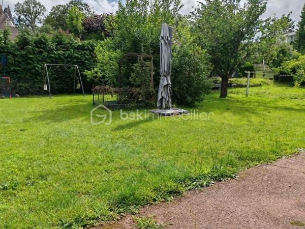 NOUVEAU PRIX : 190 000 € Frais d'Agence Inclus
Claudine LEBELLOIS – BSK Immobilier vous propose cette spacieuse maison familiale idéalement située au cœur de Pont-Audemer, à quelques pas des écoles, commerces et services.
Un fort potentiel pour tous vos projets
Avec ses 6 chambres, ses beaux volumes et son rez-de-jardin indépendant, cette maison offre de nombreuses possibilités : résidence familiale, logement intergénérationnel, activité professionnelle à domicile ou projet locatif.

Rez-de-jardin : un espace aux multiples possibilités
Accessible directement depuis le jardin, ce niveau comprend :
•	3 chambres, 
•	Un WC indépendant
•	Un garage avec local technique
Véritable valeur ajoutée de cette propriété, ce vaste espace en rez-de-jardin offre un fort potentiel d'aménagement : appartement indépendant, logement pour un proche, activité libérale, bureau professionnel ou projet locatif.
Une solution idéale pour ceux qui souhaitent réunir habitation et activité professionnelle sur un même site tout en conservant des espaces distincts et fonctionnels.

À l'étage : une habitation lumineuse et fonctionnelle
Vous découvrirez :
•	Une entrée avec dégagement
•	Une cuisine aménagée ouverte sur le séjour
•	Un salon lumineux avec accès au balcon
•	3 chambres supplémentaires
•	Une salle d'eau
•	Un WC séparé
Un extérieur agréable et clos
La maison est implantée sur un terrain clos de 1 063 m², offrant un bel espace de jardin ainsi que deux dépendances, parfaites pour le stockage, le bricolage ou divers aménagements.
Confort et équipements

Habitation principale :
•	Pompe à chaleur
•	Ballon thermodynamique
•	Huisseries PVC double vitrage
•	Volets roulants solaires
•	Adoucisseur d'eau
•	Portail en fer forgé

Rez-de-jardin :
•	Chauffage par pompe à chaleur
•	Volets bois persiennes

Les points forts
✔ Emplacement recherché en centre-ville
✔ 6 chambres au total
✔ Possibilité de créer un logement indépendant
✔ Terrain de plus de 1 000 m²
✔ Dépendances
✔ Pompe à chaleur et équipements récents
✔ Excellent rapport qualité/prix à 190 000 € FAI
Quelques travaux de rafraîchissement permettront de personnaliser cette maison et d'en révéler tout le potentiel.

Situation idéale
•	Écoles maternelles et primaires à moins de 3 minutes à pied
•	Lycée et complexes sportifs à 5 minutes
•	Commerces à proximité immédiate
•	A13 à 10 minutes
•	A131 vers Le Havre à 15 minutes
Une opportunité rare sur le secteur
À ce nouveau prix de 190 000 € FAI, cette maison représente une excellente opportunité pour les familles ou les investisseurs à la recherche d'espace, de potentiel et d'un emplacement privilégié.
📞 Pour organiser une visite, contactez Claudine LEBELLOIS – BSK Immobilier au 06 46 67 24 09.