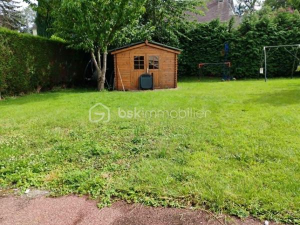 NOUVEAU PRIX : 190 000 € Frais d'Agence Inclus
Claudine LEBELLOIS – BSK Immobilier vous propose cette spacieuse maison familiale idéalement située au cœur de Pont-Audemer, à quelques pas des écoles, commerces et services.
Un fort potentiel pour tous vos projets
Avec ses 6 chambres, ses beaux volumes et son rez-de-jardin indépendant, cette maison offre de nombreuses possibilités : résidence familiale, logement intergénérationnel, activité professionnelle à domicile ou projet locatif.

Rez-de-jardin : un espace aux multiples possibilités
Accessible directement depuis le jardin, ce niveau comprend :
•	3 chambres, 
•	Un WC indépendant
•	Un garage avec local technique
Véritable valeur ajoutée de cette propriété, ce vaste espace en rez-de-jardin offre un fort potentiel d'aménagement : appartement indépendant, logement pour un proche, activité libérale, bureau professionnel ou projet locatif.
Une solution idéale pour ceux qui souhaitent réunir habitation et activité professionnelle sur un même site tout en conservant des espaces distincts et fonctionnels.

À l'étage : une habitation lumineuse et fonctionnelle
Vous découvrirez :
•	Une entrée avec dégagement
•	Une cuisine aménagée ouverte sur le séjour
•	Un salon lumineux avec accès au balcon
•	3 chambres supplémentaires
•	Une salle d'eau
•	Un WC séparé
Un extérieur agréable et clos
La maison est implantée sur un terrain clos de 1 063 m², offrant un bel espace de jardin ainsi que deux dépendances, parfaites pour le stockage, le bricolage ou divers aménagements.
Confort et équipements

Habitation principale :
•	Pompe à chaleur
•	Ballon thermodynamique
•	Huisseries PVC double vitrage
•	Volets roulants solaires
•	Adoucisseur d'eau
•	Portail en fer forgé

Rez-de-jardin :
•	Chauffage par pompe à chaleur
•	Volets bois persiennes

Les points forts
✔ Emplacement recherché en centre-ville
✔ 6 chambres au total
✔ Possibilité de créer un logement indépendant
✔ Terrain de plus de 1 000 m²
✔ Dépendances
✔ Pompe à chaleur et équipements récents
✔ Excellent rapport qualité/prix à 190 000 € FAI
Quelques travaux de rafraîchissement permettront de personnaliser cette maison et d'en révéler tout le potentiel.

Situation idéale
•	Écoles maternelles et primaires à moins de 3 minutes à pied
•	Lycée et complexes sportifs à 5 minutes
•	Commerces à proximité immédiate
•	A13 à 10 minutes
•	A131 vers Le Havre à 15 minutes
Une opportunité rare sur le secteur
À ce nouveau prix de 190 000 € FAI, cette maison représente une excellente opportunité pour les familles ou les investisseurs à la recherche d'espace, de potentiel et d'un emplacement privilégié.
📞 Pour organiser une visite, contactez Claudine LEBELLOIS – BSK Immobilier au 06 46 67 24 09.