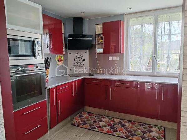 NOUVEAU PRIX : 190 000 € Frais d'Agence Inclus
Claudine LEBELLOIS – BSK Immobilier vous propose cette spacieuse maison familiale idéalement située au cœur de Pont-Audemer, à quelques pas des écoles, commerces et services.
Un fort potentiel pour tous vos projets
Avec ses 6 chambres, ses beaux volumes et son rez-de-jardin indépendant, cette maison offre de nombreuses possibilités : résidence familiale, logement intergénérationnel, activité professionnelle à domicile ou projet locatif.

Rez-de-jardin : un espace aux multiples possibilités
Accessible directement depuis le jardin, ce niveau comprend :
•	3 chambres, 
•	Un WC indépendant
•	Un garage avec local technique
Véritable valeur ajoutée de cette propriété, ce vaste espace en rez-de-jardin offre un fort potentiel d'aménagement : appartement indépendant, logement pour un proche, activité libérale, bureau professionnel ou projet locatif.
Une solution idéale pour ceux qui souhaitent réunir habitation et activité professionnelle sur un même site tout en conservant des espaces distincts et fonctionnels.

À l'étage : une habitation lumineuse et fonctionnelle
Vous découvrirez :
•	Une entrée avec dégagement
•	Une cuisine aménagée ouverte sur le séjour
•	Un salon lumineux avec accès au balcon
•	3 chambres supplémentaires
•	Une salle d'eau
•	Un WC séparé
Un extérieur agréable et clos
La maison est implantée sur un terrain clos de 1 063 m², offrant un bel espace de jardin ainsi que deux dépendances, parfaites pour le stockage, le bricolage ou divers aménagements.
Confort et équipements

Habitation principale :
•	Pompe à chaleur
•	Ballon thermodynamique
•	Huisseries PVC double vitrage
•	Volets roulants solaires
•	Adoucisseur d'eau
•	Portail en fer forgé

Rez-de-jardin :
•	Chauffage par pompe à chaleur
•	Volets bois persiennes

Les points forts
✔ Emplacement recherché en centre-ville
✔ 6 chambres au total
✔ Possibilité de créer un logement indépendant
✔ Terrain de plus de 1 000 m²
✔ Dépendances
✔ Pompe à chaleur et équipements récents
✔ Excellent rapport qualité/prix à 190 000 € FAI
Quelques travaux de rafraîchissement permettront de personnaliser cette maison et d'en révéler tout le potentiel.

Situation idéale
•	Écoles maternelles et primaires à moins de 3 minutes à pied
•	Lycée et complexes sportifs à 5 minutes
•	Commerces à proximité immédiate
•	A13 à 10 minutes
•	A131 vers Le Havre à 15 minutes
Une opportunité rare sur le secteur
À ce nouveau prix de 190 000 € FAI, cette maison représente une excellente opportunité pour les familles ou les investisseurs à la recherche d'espace, de potentiel et d'un emplacement privilégié.
📞 Pour organiser une visite, contactez Claudine LEBELLOIS – BSK Immobilier au 06 46 67 24 09.