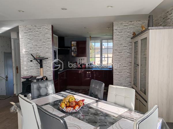NOUVEAU PRIX : 190 000 € Frais d'Agence Inclus
Claudine LEBELLOIS – BSK Immobilier vous propose cette spacieuse maison familiale idéalement située au cœur de Pont-Audemer, à quelques pas des écoles, commerces et services.
Un fort potentiel pour tous vos projets
Avec ses 6 chambres, ses beaux volumes et son rez-de-jardin indépendant, cette maison offre de nombreuses possibilités : résidence familiale, logement intergénérationnel, activité professionnelle à domicile ou projet locatif.

Rez-de-jardin : un espace aux multiples possibilités
Accessible directement depuis le jardin, ce niveau comprend :
•	3 chambres, 
•	Un WC indépendant
•	Un garage avec local technique
Véritable valeur ajoutée de cette propriété, ce vaste espace en rez-de-jardin offre un fort potentiel d'aménagement : appartement indépendant, logement pour un proche, activité libérale, bureau professionnel ou projet locatif.
Une solution idéale pour ceux qui souhaitent réunir habitation et activité professionnelle sur un même site tout en conservant des espaces distincts et fonctionnels.

À l'étage : une habitation lumineuse et fonctionnelle
Vous découvrirez :
•	Une entrée avec dégagement
•	Une cuisine aménagée ouverte sur le séjour
•	Un salon lumineux avec accès au balcon
•	3 chambres supplémentaires
•	Une salle d'eau
•	Un WC séparé
Un extérieur agréable et clos
La maison est implantée sur un terrain clos de 1 063 m², offrant un bel espace de jardin ainsi que deux dépendances, parfaites pour le stockage, le bricolage ou divers aménagements.
Confort et équipements

Habitation principale :
•	Pompe à chaleur
•	Ballon thermodynamique
•	Huisseries PVC double vitrage
•	Volets roulants solaires
•	Adoucisseur d'eau
•	Portail en fer forgé

Rez-de-jardin :
•	Chauffage par pompe à chaleur
•	Volets bois persiennes

Les points forts
✔ Emplacement recherché en centre-ville
✔ 6 chambres au total
✔ Possibilité de créer un logement indépendant
✔ Terrain de plus de 1 000 m²
✔ Dépendances
✔ Pompe à chaleur et équipements récents
✔ Excellent rapport qualité/prix à 190 000 € FAI
Quelques travaux de rafraîchissement permettront de personnaliser cette maison et d'en révéler tout le potentiel.

Situation idéale
•	Écoles maternelles et primaires à moins de 3 minutes à pied
•	Lycée et complexes sportifs à 5 minutes
•	Commerces à proximité immédiate
•	A13 à 10 minutes
•	A131 vers Le Havre à 15 minutes
Une opportunité rare sur le secteur
À ce nouveau prix de 190 000 € FAI, cette maison représente une excellente opportunité pour les familles ou les investisseurs à la recherche d'espace, de potentiel et d'un emplacement privilégié.
📞 Pour organiser une visite, contactez Claudine LEBELLOIS – BSK Immobilier au 06 46 67 24 09.