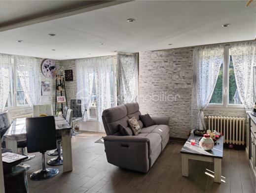 NOUVEAU PRIX : 190 000 € Frais d'Agence Inclus
Claudine LEBELLOIS – BSK Immobilier vous propose cette spacieuse maison familiale idéalement située au cœur de Pont-Audemer, à quelques pas des écoles, commerces et services.
Un fort potentiel pour tous vos projets
Avec ses 6 chambres, ses beaux volumes et son rez-de-jardin indépendant, cette maison offre de nombreuses possibilités : résidence familiale, logement intergénérationnel, activité professionnelle à domicile ou projet locatif.

Rez-de-jardin : un espace aux multiples possibilités
Accessible directement depuis le jardin, ce niveau comprend :
•	3 chambres, 
•	Un WC indépendant
•	Un garage avec local technique
Véritable valeur ajoutée de cette propriété, ce vaste espace en rez-de-jardin offre un fort potentiel d'aménagement : appartement indépendant, logement pour un proche, activité libérale, bureau professionnel ou projet locatif.
Une solution idéale pour ceux qui souhaitent réunir habitation et activité professionnelle sur un même site tout en conservant des espaces distincts et fonctionnels.

À l'étage : une habitation lumineuse et fonctionnelle
Vous découvrirez :
•	Une entrée avec dégagement
•	Une cuisine aménagée ouverte sur le séjour
•	Un salon lumineux avec accès au balcon
•	3 chambres supplémentaires
•	Une salle d'eau
•	Un WC séparé
Un extérieur agréable et clos
La maison est implantée sur un terrain clos de 1 063 m², offrant un bel espace de jardin ainsi que deux dépendances, parfaites pour le stockage, le bricolage ou divers aménagements.
Confort et équipements

Habitation principale :
•	Pompe à chaleur
•	Ballon thermodynamique
•	Huisseries PVC double vitrage
•	Volets roulants solaires
•	Adoucisseur d'eau
•	Portail en fer forgé

Rez-de-jardin :
•	Chauffage par pompe à chaleur
•	Volets bois persiennes

Les points forts
✔ Emplacement recherché en centre-ville
✔ 6 chambres au total
✔ Possibilité de créer un logement indépendant
✔ Terrain de plus de 1 000 m²
✔ Dépendances
✔ Pompe à chaleur et équipements récents
✔ Excellent rapport qualité/prix à 190 000 € FAI
Quelques travaux de rafraîchissement permettront de personnaliser cette maison et d'en révéler tout le potentiel.

Situation idéale
•	Écoles maternelles et primaires à moins de 3 minutes à pied
•	Lycée et complexes sportifs à 5 minutes
•	Commerces à proximité immédiate
•	A13 à 10 minutes
•	A131 vers Le Havre à 15 minutes
Une opportunité rare sur le secteur
À ce nouveau prix de 190 000 € FAI, cette maison représente une excellente opportunité pour les familles ou les investisseurs à la recherche d'espace, de potentiel et d'un emplacement privilégié.
📞 Pour organiser une visite, contactez Claudine LEBELLOIS – BSK Immobilier au 06 46 67 24 09.