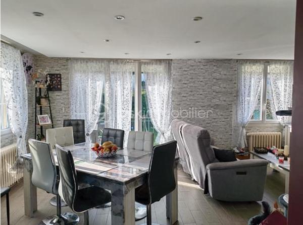 NOUVEAU PRIX : 190 000 € Frais d'Agence Inclus
Claudine LEBELLOIS – BSK Immobilier vous propose cette spacieuse maison familiale idéalement située au cœur de Pont-Audemer, à quelques pas des écoles, commerces et services.
Un fort potentiel pour tous vos projets
Avec ses 6 chambres, ses beaux volumes et son rez-de-jardin indépendant, cette maison offre de nombreuses possibilités : résidence familiale, logement intergénérationnel, activité professionnelle à domicile ou projet locatif.

Rez-de-jardin : un espace aux multiples possibilités
Accessible directement depuis le jardin, ce niveau comprend :
•	3 chambres, 
•	Un WC indépendant
•	Un garage avec local technique
Véritable valeur ajoutée de cette propriété, ce vaste espace en rez-de-jardin offre un fort potentiel d'aménagement : appartement indépendant, logement pour un proche, activité libérale, bureau professionnel ou projet locatif.
Une solution idéale pour ceux qui souhaitent réunir habitation et activité professionnelle sur un même site tout en conservant des espaces distincts et fonctionnels.

À l'étage : une habitation lumineuse et fonctionnelle
Vous découvrirez :
•	Une entrée avec dégagement
•	Une cuisine aménagée ouverte sur le séjour
•	Un salon lumineux avec accès au balcon
•	3 chambres supplémentaires
•	Une salle d'eau
•	Un WC séparé
Un extérieur agréable et clos
La maison est implantée sur un terrain clos de 1 063 m², offrant un bel espace de jardin ainsi que deux dépendances, parfaites pour le stockage, le bricolage ou divers aménagements.
Confort et équipements

Habitation principale :
•	Pompe à chaleur
•	Ballon thermodynamique
•	Huisseries PVC double vitrage
•	Volets roulants solaires
•	Adoucisseur d'eau
•	Portail en fer forgé

Rez-de-jardin :
•	Chauffage par pompe à chaleur
•	Volets bois persiennes

Les points forts
✔ Emplacement recherché en centre-ville
✔ 6 chambres au total
✔ Possibilité de créer un logement indépendant
✔ Terrain de plus de 1 000 m²
✔ Dépendances
✔ Pompe à chaleur et équipements récents
✔ Excellent rapport qualité/prix à 190 000 € FAI
Quelques travaux de rafraîchissement permettront de personnaliser cette maison et d'en révéler tout le potentiel.

Situation idéale
•	Écoles maternelles et primaires à moins de 3 minutes à pied
•	Lycée et complexes sportifs à 5 minutes
•	Commerces à proximité immédiate
•	A13 à 10 minutes
•	A131 vers Le Havre à 15 minutes
Une opportunité rare sur le secteur
À ce nouveau prix de 190 000 € FAI, cette maison représente une excellente opportunité pour les familles ou les investisseurs à la recherche d'espace, de potentiel et d'un emplacement privilégié.
📞 Pour organiser une visite, contactez Claudine LEBELLOIS – BSK Immobilier au 06 46 67 24 09.
