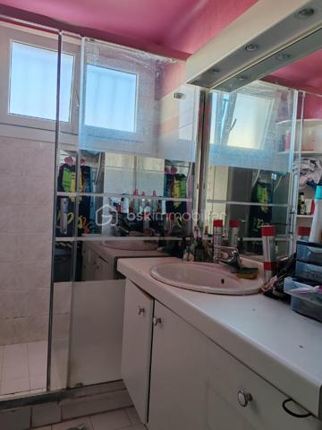 NOUVEAU PRIX : 190 000 € Frais d'Agence Inclus
Claudine LEBELLOIS – BSK Immobilier vous propose cette spacieuse maison familiale idéalement située au cœur de Pont-Audemer, à quelques pas des écoles, commerces et services.
Un fort potentiel pour tous vos projets
Avec ses 6 chambres, ses beaux volumes et son rez-de-jardin indépendant, cette maison offre de nombreuses possibilités : résidence familiale, logement intergénérationnel, activité professionnelle à domicile ou projet locatif.

Rez-de-jardin : un espace aux multiples possibilités
Accessible directement depuis le jardin, ce niveau comprend :
•	3 chambres, 
•	Un WC indépendant
•	Un garage avec local technique
Véritable valeur ajoutée de cette propriété, ce vaste espace en rez-de-jardin offre un fort potentiel d'aménagement : appartement indépendant, logement pour un proche, activité libérale, bureau professionnel ou projet locatif.
Une solution idéale pour ceux qui souhaitent réunir habitation et activité professionnelle sur un même site tout en conservant des espaces distincts et fonctionnels.

À l'étage : une habitation lumineuse et fonctionnelle
Vous découvrirez :
•	Une entrée avec dégagement
•	Une cuisine aménagée ouverte sur le séjour
•	Un salon lumineux avec accès au balcon
•	3 chambres supplémentaires
•	Une salle d'eau
•	Un WC séparé
Un extérieur agréable et clos
La maison est implantée sur un terrain clos de 1 063 m², offrant un bel espace de jardin ainsi que deux dépendances, parfaites pour le stockage, le bricolage ou divers aménagements.
Confort et équipements

Habitation principale :
•	Pompe à chaleur
•	Ballon thermodynamique
•	Huisseries PVC double vitrage
•	Volets roulants solaires
•	Adoucisseur d'eau
•	Portail en fer forgé

Rez-de-jardin :
•	Chauffage par pompe à chaleur
•	Volets bois persiennes

Les points forts
✔ Emplacement recherché en centre-ville
✔ 6 chambres au total
✔ Possibilité de créer un logement indépendant
✔ Terrain de plus de 1 000 m²
✔ Dépendances
✔ Pompe à chaleur et équipements récents
✔ Excellent rapport qualité/prix à 190 000 € FAI
Quelques travaux de rafraîchissement permettront de personnaliser cette maison et d'en révéler tout le potentiel.

Situation idéale
•	Écoles maternelles et primaires à moins de 3 minutes à pied
•	Lycée et complexes sportifs à 5 minutes
•	Commerces à proximité immédiate
•	A13 à 10 minutes
•	A131 vers Le Havre à 15 minutes
Une opportunité rare sur le secteur
À ce nouveau prix de 190 000 € FAI, cette maison représente une excellente opportunité pour les familles ou les investisseurs à la recherche d'espace, de potentiel et d'un emplacement privilégié.
📞 Pour organiser une visite, contactez Claudine LEBELLOIS – BSK Immobilier au 06 46 67 24 09.
