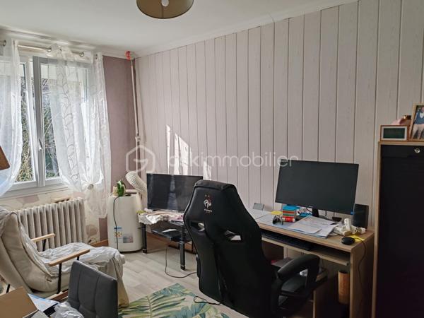 NOUVEAU PRIX : 190 000 € Frais d'Agence Inclus
Claudine LEBELLOIS – BSK Immobilier vous propose cette spacieuse maison familiale idéalement située au cœur de Pont-Audemer, à quelques pas des écoles, commerces et services.
Un fort potentiel pour tous vos projets
Avec ses 6 chambres, ses beaux volumes et son rez-de-jardin indépendant, cette maison offre de nombreuses possibilités : résidence familiale, logement intergénérationnel, activité professionnelle à domicile ou projet locatif.

Rez-de-jardin : un espace aux multiples possibilités
Accessible directement depuis le jardin, ce niveau comprend :
•	3 chambres, 
•	Un WC indépendant
•	Un garage avec local technique
Véritable valeur ajoutée de cette propriété, ce vaste espace en rez-de-jardin offre un fort potentiel d'aménagement : appartement indépendant, logement pour un proche, activité libérale, bureau professionnel ou projet locatif.
Une solution idéale pour ceux qui souhaitent réunir habitation et activité professionnelle sur un même site tout en conservant des espaces distincts et fonctionnels.

À l'étage : une habitation lumineuse et fonctionnelle
Vous découvrirez :
•	Une entrée avec dégagement
•	Une cuisine aménagée ouverte sur le séjour
•	Un salon lumineux avec accès au balcon
•	3 chambres supplémentaires
•	Une salle d'eau
•	Un WC séparé
Un extérieur agréable et clos
La maison est implantée sur un terrain clos de 1 063 m², offrant un bel espace de jardin ainsi que deux dépendances, parfaites pour le stockage, le bricolage ou divers aménagements.
Confort et équipements

Habitation principale :
•	Pompe à chaleur
•	Ballon thermodynamique
•	Huisseries PVC double vitrage
•	Volets roulants solaires
•	Adoucisseur d'eau
•	Portail en fer forgé

Rez-de-jardin :
•	Chauffage par pompe à chaleur
•	Volets bois persiennes

Les points forts
✔ Emplacement recherché en centre-ville
✔ 6 chambres au total
✔ Possibilité de créer un logement indépendant
✔ Terrain de plus de 1 000 m²
✔ Dépendances
✔ Pompe à chaleur et équipements récents
✔ Excellent rapport qualité/prix à 190 000 € FAI
Quelques travaux de rafraîchissement permettront de personnaliser cette maison et d'en révéler tout le potentiel.

Situation idéale
•	Écoles maternelles et primaires à moins de 3 minutes à pied
•	Lycée et complexes sportifs à 5 minutes
•	Commerces à proximité immédiate
•	A13 à 10 minutes
•	A131 vers Le Havre à 15 minutes
Une opportunité rare sur le secteur
À ce nouveau prix de 190 000 € FAI, cette maison représente une excellente opportunité pour les familles ou les investisseurs à la recherche d'espace, de potentiel et d'un emplacement privilégié.
📞 Pour organiser une visite, contactez Claudine LEBELLOIS – BSK Immobilier au 06 46 67 24 09.