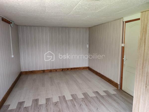 NOUVEAU PRIX : 190 000 € Frais d'Agence Inclus
Claudine LEBELLOIS – BSK Immobilier vous propose cette spacieuse maison familiale idéalement située au cœur de Pont-Audemer, à quelques pas des écoles, commerces et services.
Un fort potentiel pour tous vos projets
Avec ses 6 chambres, ses beaux volumes et son rez-de-jardin indépendant, cette maison offre de nombreuses possibilités : résidence familiale, logement intergénérationnel, activité professionnelle à domicile ou projet locatif.

Rez-de-jardin : un espace aux multiples possibilités
Accessible directement depuis le jardin, ce niveau comprend :
•	3 chambres, 
•	Un WC indépendant
•	Un garage avec local technique
Véritable valeur ajoutée de cette propriété, ce vaste espace en rez-de-jardin offre un fort potentiel d'aménagement : appartement indépendant, logement pour un proche, activité libérale, bureau professionnel ou projet locatif.
Une solution idéale pour ceux qui souhaitent réunir habitation et activité professionnelle sur un même site tout en conservant des espaces distincts et fonctionnels.

À l'étage : une habitation lumineuse et fonctionnelle
Vous découvrirez :
•	Une entrée avec dégagement
•	Une cuisine aménagée ouverte sur le séjour
•	Un salon lumineux avec accès au balcon
•	3 chambres supplémentaires
•	Une salle d'eau
•	Un WC séparé
Un extérieur agréable et clos
La maison est implantée sur un terrain clos de 1 063 m², offrant un bel espace de jardin ainsi que deux dépendances, parfaites pour le stockage, le bricolage ou divers aménagements.
Confort et équipements

Habitation principale :
•	Pompe à chaleur
•	Ballon thermodynamique
•	Huisseries PVC double vitrage
•	Volets roulants solaires
•	Adoucisseur d'eau
•	Portail en fer forgé

Rez-de-jardin :
•	Chauffage par pompe à chaleur
•	Volets bois persiennes

Les points forts
✔ Emplacement recherché en centre-ville
✔ 6 chambres au total
✔ Possibilité de créer un logement indépendant
✔ Terrain de plus de 1 000 m²
✔ Dépendances
✔ Pompe à chaleur et équipements récents
✔ Excellent rapport qualité/prix à 190 000 € FAI
Quelques travaux de rafraîchissement permettront de personnaliser cette maison et d'en révéler tout le potentiel.

Situation idéale
•	Écoles maternelles et primaires à moins de 3 minutes à pied
•	Lycée et complexes sportifs à 5 minutes
•	Commerces à proximité immédiate
•	A13 à 10 minutes
•	A131 vers Le Havre à 15 minutes
Une opportunité rare sur le secteur
À ce nouveau prix de 190 000 € FAI, cette maison représente une excellente opportunité pour les familles ou les investisseurs à la recherche d'espace, de potentiel et d'un emplacement privilégié.
📞 Pour organiser une visite, contactez Claudine LEBELLOIS – BSK Immobilier au 06 46 67 24 09.