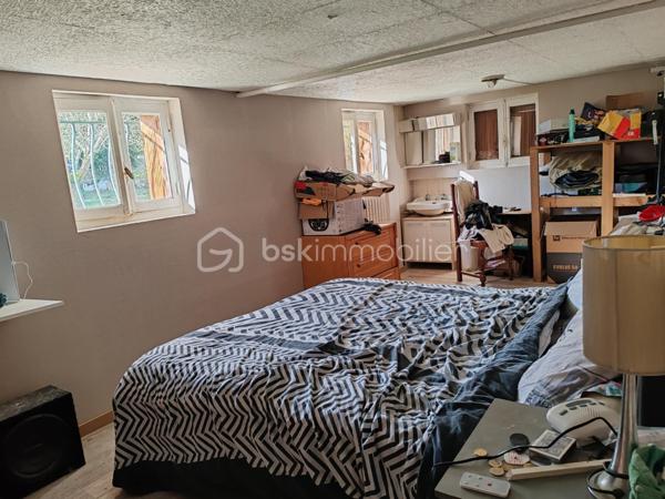 NOUVEAU PRIX : 190 000 € Frais d'Agence Inclus
Claudine LEBELLOIS – BSK Immobilier vous propose cette spacieuse maison familiale idéalement située au cœur de Pont-Audemer, à quelques pas des écoles, commerces et services.
Un fort potentiel pour tous vos projets
Avec ses 6 chambres, ses beaux volumes et son rez-de-jardin indépendant, cette maison offre de nombreuses possibilités : résidence familiale, logement intergénérationnel, activité professionnelle à domicile ou projet locatif.

Rez-de-jardin : un espace aux multiples possibilités
Accessible directement depuis le jardin, ce niveau comprend :
•	3 chambres, 
•	Un WC indépendant
•	Un garage avec local technique
Véritable valeur ajoutée de cette propriété, ce vaste espace en rez-de-jardin offre un fort potentiel d'aménagement : appartement indépendant, logement pour un proche, activité libérale, bureau professionnel ou projet locatif.
Une solution idéale pour ceux qui souhaitent réunir habitation et activité professionnelle sur un même site tout en conservant des espaces distincts et fonctionnels.

À l'étage : une habitation lumineuse et fonctionnelle
Vous découvrirez :
•	Une entrée avec dégagement
•	Une cuisine aménagée ouverte sur le séjour
•	Un salon lumineux avec accès au balcon
•	3 chambres supplémentaires
•	Une salle d'eau
•	Un WC séparé
Un extérieur agréable et clos
La maison est implantée sur un terrain clos de 1 063 m², offrant un bel espace de jardin ainsi que deux dépendances, parfaites pour le stockage, le bricolage ou divers aménagements.
Confort et équipements

Habitation principale :
•	Pompe à chaleur
•	Ballon thermodynamique
•	Huisseries PVC double vitrage
•	Volets roulants solaires
•	Adoucisseur d'eau
•	Portail en fer forgé

Rez-de-jardin :
•	Chauffage par pompe à chaleur
•	Volets bois persiennes

Les points forts
✔ Emplacement recherché en centre-ville
✔ 6 chambres au total
✔ Possibilité de créer un logement indépendant
✔ Terrain de plus de 1 000 m²
✔ Dépendances
✔ Pompe à chaleur et équipements récents
✔ Excellent rapport qualité/prix à 190 000 € FAI
Quelques travaux de rafraîchissement permettront de personnaliser cette maison et d'en révéler tout le potentiel.

Situation idéale
•	Écoles maternelles et primaires à moins de 3 minutes à pied
•	Lycée et complexes sportifs à 5 minutes
•	Commerces à proximité immédiate
•	A13 à 10 minutes
•	A131 vers Le Havre à 15 minutes
Une opportunité rare sur le secteur
À ce nouveau prix de 190 000 € FAI, cette maison représente une excellente opportunité pour les familles ou les investisseurs à la recherche d'espace, de potentiel et d'un emplacement privilégié.
📞 Pour organiser une visite, contactez Claudine LEBELLOIS – BSK Immobilier au 06 46 67 24 09.