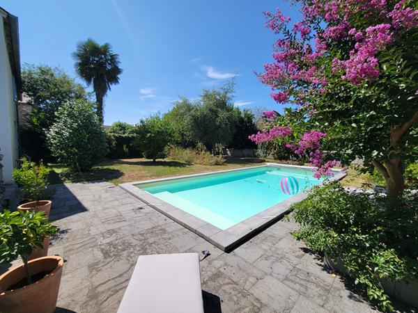 Enclos béarnais rénové avec piscine et dépendances