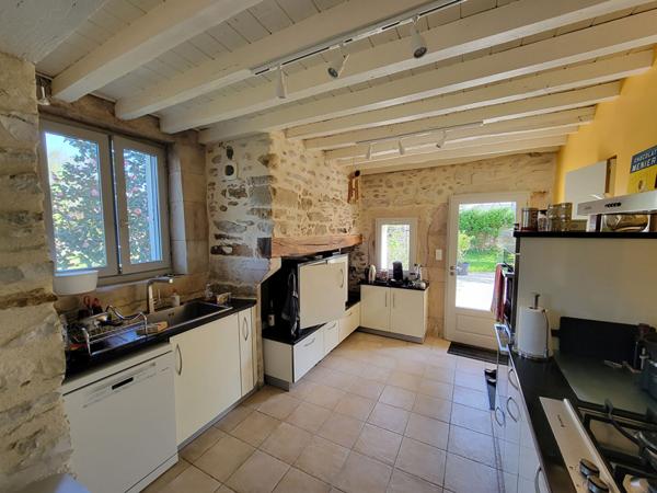 Enclos béarnais rénové avec piscine et dépendances