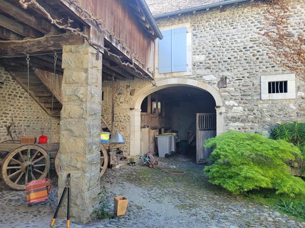 Enclos béarnais rénové avec piscine et dépendances