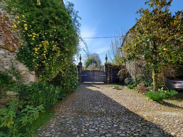 Enclos béarnais rénové avec piscine et dépendances