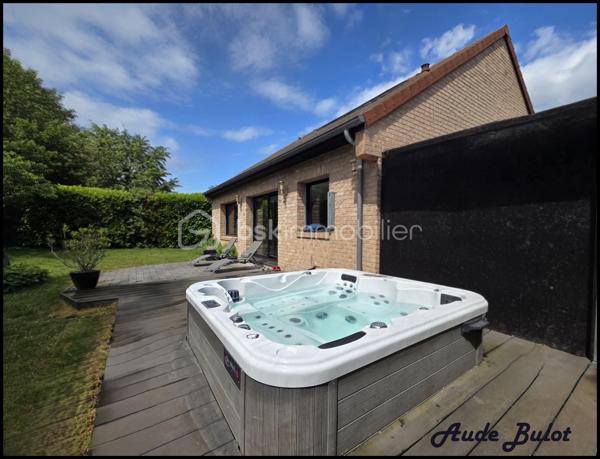 Située dans un environnement calme et verdoyant, tout en restant à proximité du centre-ville, cette charmante maison individuelle construite en 2004 développe plus de 110 m² habitables sur une  parcelle de 850 m² exposée plein sud.

Dès l'entrée, vous découvrirez une agréable pièce de vie lumineuse avec cuisine équipée ouverte sur le séjour. Le rez-de-chaussée offre également 2 chambres confortables, une salle de bains équipée d'une douche et d'une baignoire ainsi qu'un WC indépendant.

À l'étage, un espace aménagé de type appartement comprend une chambre, une salle d'eau, un WC indépendant ainsi qu'une pièce de 19 m² avec kitchenette et salon. Cet espace dispose d'un fort potentiel locatif et peut être proposé en location meublée ou saisonnière. Il offre également la possibilité d'aménager 2 suites parentales selon vos besoins.

À l'extérieur, vous profiterez d'une vaste terrasse exposée plein sud, d'un jardin clos et arboré, d'un spa propice à la détente ainsi que d'un chalet équipé comprenant une kitchenette, un espace couchage et des sanitaires. Un véritable atout pour recevoir famille et amis ou développer une activité de location courte durée de type Airbnb.

Les prestations techniques :

Chauffage au sol en rdc
Double vitrage avec volets motorisés
Fibre optique
VMC
Tout-à-l'égout
Carport fermé
Stationnement privatif pour plusieurs véhicules

Cette maison conviendra parfaitement à un couple souhaitant bénéficier d'un complément de revenus grâce à la location de l'étage ou du chalet, mais également à une famille à la recherche d'un cadre de vie paisible avec de beaux espaces et de multiples possibilités d'aménagement.

Un bien rare sur le secteur, alliant confort de vie, potentiel locatif et qualité de l'environnement.

Une opportunité à découvrir sans tarder !

Contactez-moi pour obtenir davantage d'informations ou organiser une visite.