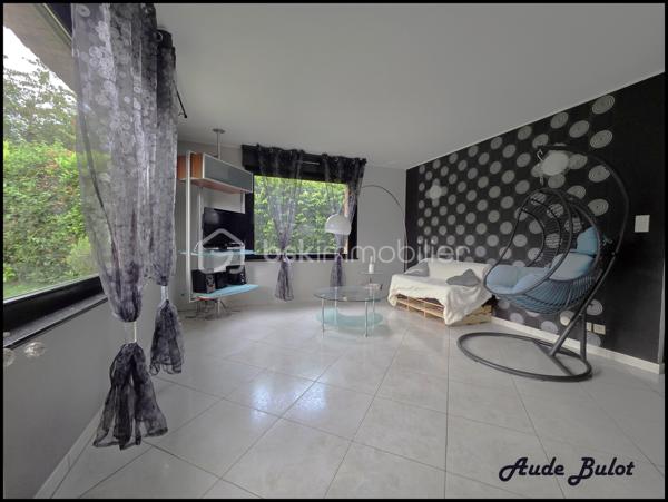 Située dans un environnement calme et verdoyant, tout en restant à proximité du centre-ville, cette charmante maison individuelle construite en 2004 développe plus de 110 m² habitables sur une  parcelle de 850 m² exposée plein sud.

Dès l'entrée, vous découvrirez une agréable pièce de vie lumineuse avec cuisine équipée ouverte sur le séjour. Le rez-de-chaussée offre également 2 chambres confortables, une salle de bains équipée d'une douche et d'une baignoire ainsi qu'un WC indépendant.

À l'étage, un espace aménagé de type appartement comprend une chambre, une salle d'eau, un WC indépendant ainsi qu'une pièce de 19 m² avec kitchenette et salon. Cet espace dispose d'un fort potentiel locatif et peut être proposé en location meublée ou saisonnière. Il offre également la possibilité d'aménager 2 suites parentales selon vos besoins.

À l'extérieur, vous profiterez d'une vaste terrasse exposée plein sud, d'un jardin clos et arboré, d'un spa propice à la détente ainsi que d'un chalet équipé comprenant une kitchenette, un espace couchage et des sanitaires. Un véritable atout pour recevoir famille et amis ou développer une activité de location courte durée de type Airbnb.

Les prestations techniques :

Chauffage au sol en rdc
Double vitrage avec volets motorisés
Fibre optique
VMC
Tout-à-l'égout
Carport fermé
Stationnement privatif pour plusieurs véhicules

Cette maison conviendra parfaitement à un couple souhaitant bénéficier d'un complément de revenus grâce à la location de l'étage ou du chalet, mais également à une famille à la recherche d'un cadre de vie paisible avec de beaux espaces et de multiples possibilités d'aménagement.

Un bien rare sur le secteur, alliant confort de vie, potentiel locatif et qualité de l'environnement.

Une opportunité à découvrir sans tarder !

Contactez-moi pour obtenir davantage d'informations ou organiser une visite.