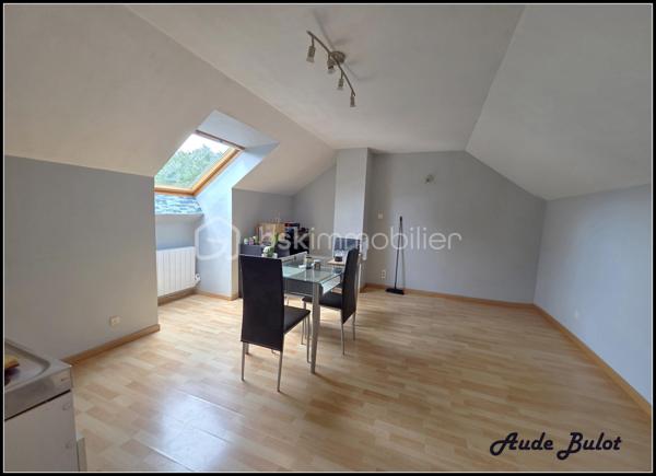 Située dans un environnement calme et verdoyant, tout en restant à proximité du centre-ville, cette charmante maison individuelle construite en 2004 développe plus de 110 m² habitables sur une  parcelle de 850 m² exposée plein sud.

Dès l'entrée, vous découvrirez une agréable pièce de vie lumineuse avec cuisine équipée ouverte sur le séjour. Le rez-de-chaussée offre également 2 chambres confortables, une salle de bains équipée d'une douche et d'une baignoire ainsi qu'un WC indépendant.

À l'étage, un espace aménagé de type appartement comprend une chambre, une salle d'eau, un WC indépendant ainsi qu'une pièce de 19 m² avec kitchenette et salon. Cet espace dispose d'un fort potentiel locatif et peut être proposé en location meublée ou saisonnière. Il offre également la possibilité d'aménager 2 suites parentales selon vos besoins.

À l'extérieur, vous profiterez d'une vaste terrasse exposée plein sud, d'un jardin clos et arboré, d'un spa propice à la détente ainsi que d'un chalet équipé comprenant une kitchenette, un espace couchage et des sanitaires. Un véritable atout pour recevoir famille et amis ou développer une activité de location courte durée de type Airbnb.

Les prestations techniques :

Chauffage au sol en rdc
Double vitrage avec volets motorisés
Fibre optique
VMC
Tout-à-l'égout
Carport fermé
Stationnement privatif pour plusieurs véhicules

Cette maison conviendra parfaitement à un couple souhaitant bénéficier d'un complément de revenus grâce à la location de l'étage ou du chalet, mais également à une famille à la recherche d'un cadre de vie paisible avec de beaux espaces et de multiples possibilités d'aménagement.

Un bien rare sur le secteur, alliant confort de vie, potentiel locatif et qualité de l'environnement.

Une opportunité à découvrir sans tarder !

Contactez-moi pour obtenir davantage d'informations ou organiser une visite.