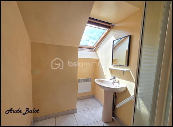 Située dans un environnement calme et verdoyant, tout en restant à proximité du centre-ville, cette charmante maison individuelle construite en 2004 développe plus de 110 m² habitables sur une  parcelle de 850 m² exposée plein sud.

Dès l'entrée, vous découvrirez une agréable pièce de vie lumineuse avec cuisine équipée ouverte sur le séjour. Le rez-de-chaussée offre également 2 chambres confortables, une salle de bains équipée d'une douche et d'une baignoire ainsi qu'un WC indépendant.

À l'étage, un espace aménagé de type appartement comprend une chambre, une salle d'eau, un WC indépendant ainsi qu'une pièce de 19 m² avec kitchenette et salon. Cet espace dispose d'un fort potentiel locatif et peut être proposé en location meublée ou saisonnière. Il offre également la possibilité d'aménager 2 suites parentales selon vos besoins.

À l'extérieur, vous profiterez d'une vaste terrasse exposée plein sud, d'un jardin clos et arboré, d'un spa propice à la détente ainsi que d'un chalet équipé comprenant une kitchenette, un espace couchage et des sanitaires. Un véritable atout pour recevoir famille et amis ou développer une activité de location courte durée de type Airbnb.

Les prestations techniques :

Chauffage au sol en rdc
Double vitrage avec volets motorisés
Fibre optique
VMC
Tout-à-l'égout
Carport fermé
Stationnement privatif pour plusieurs véhicules

Cette maison conviendra parfaitement à un couple souhaitant bénéficier d'un complément de revenus grâce à la location de l'étage ou du chalet, mais également à une famille à la recherche d'un cadre de vie paisible avec de beaux espaces et de multiples possibilités d'aménagement.

Un bien rare sur le secteur, alliant confort de vie, potentiel locatif et qualité de l'environnement.

Une opportunité à découvrir sans tarder !

Contactez-moi pour obtenir davantage d'informations ou organiser une visite.