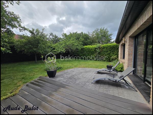 Située dans un environnement calme et verdoyant, tout en restant à proximité du centre-ville, cette charmante maison individuelle construite en 2004 développe plus de 110 m² habitables sur une  parcelle de 850 m² exposée plein sud.

Dès l'entrée, vous découvrirez une agréable pièce de vie lumineuse avec cuisine équipée ouverte sur le séjour. Le rez-de-chaussée offre également 2 chambres confortables, une salle de bains équipée d'une douche et d'une baignoire ainsi qu'un WC indépendant.

À l'étage, un espace aménagé de type appartement comprend une chambre, une salle d'eau, un WC indépendant ainsi qu'une pièce de 19 m² avec kitchenette et salon. Cet espace dispose d'un fort potentiel locatif et peut être proposé en location meublée ou saisonnière. Il offre également la possibilité d'aménager 2 suites parentales selon vos besoins.

À l'extérieur, vous profiterez d'une vaste terrasse exposée plein sud, d'un jardin clos et arboré, d'un spa propice à la détente ainsi que d'un chalet équipé comprenant une kitchenette, un espace couchage et des sanitaires. Un véritable atout pour recevoir famille et amis ou développer une activité de location courte durée de type Airbnb.

Les prestations techniques :

Chauffage au sol en rdc
Double vitrage avec volets motorisés
Fibre optique
VMC
Tout-à-l'égout
Carport fermé
Stationnement privatif pour plusieurs véhicules

Cette maison conviendra parfaitement à un couple souhaitant bénéficier d'un complément de revenus grâce à la location de l'étage ou du chalet, mais également à une famille à la recherche d'un cadre de vie paisible avec de beaux espaces et de multiples possibilités d'aménagement.

Un bien rare sur le secteur, alliant confort de vie, potentiel locatif et qualité de l'environnement.

Une opportunité à découvrir sans tarder !

Contactez-moi pour obtenir davantage d'informations ou organiser une visite.