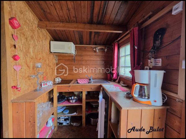 Située dans un environnement calme et verdoyant, tout en restant à proximité du centre-ville, cette charmante maison individuelle construite en 2004 développe plus de 110 m² habitables sur une  parcelle de 850 m² exposée plein sud.

Dès l'entrée, vous découvrirez une agréable pièce de vie lumineuse avec cuisine équipée ouverte sur le séjour. Le rez-de-chaussée offre également 2 chambres confortables, une salle de bains équipée d'une douche et d'une baignoire ainsi qu'un WC indépendant.

À l'étage, un espace aménagé de type appartement comprend une chambre, une salle d'eau, un WC indépendant ainsi qu'une pièce de 19 m² avec kitchenette et salon. Cet espace dispose d'un fort potentiel locatif et peut être proposé en location meublée ou saisonnière. Il offre également la possibilité d'aménager 2 suites parentales selon vos besoins.

À l'extérieur, vous profiterez d'une vaste terrasse exposée plein sud, d'un jardin clos et arboré, d'un spa propice à la détente ainsi que d'un chalet équipé comprenant une kitchenette, un espace couchage et des sanitaires. Un véritable atout pour recevoir famille et amis ou développer une activité de location courte durée de type Airbnb.

Les prestations techniques :

Chauffage au sol en rdc
Double vitrage avec volets motorisés
Fibre optique
VMC
Tout-à-l'égout
Carport fermé
Stationnement privatif pour plusieurs véhicules

Cette maison conviendra parfaitement à un couple souhaitant bénéficier d'un complément de revenus grâce à la location de l'étage ou du chalet, mais également à une famille à la recherche d'un cadre de vie paisible avec de beaux espaces et de multiples possibilités d'aménagement.

Un bien rare sur le secteur, alliant confort de vie, potentiel locatif et qualité de l'environnement.

Une opportunité à découvrir sans tarder !

Contactez-moi pour obtenir davantage d'informations ou organiser une visite.