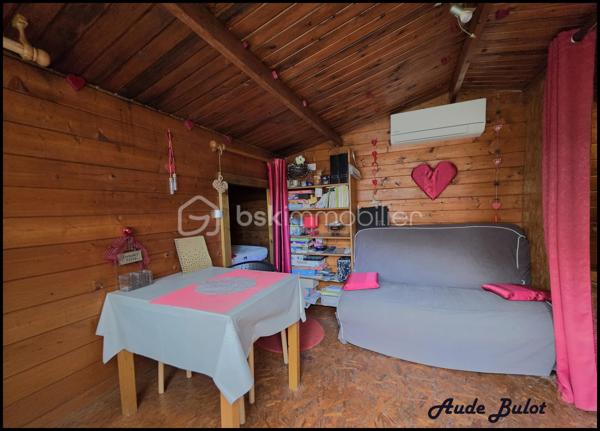 Située dans un environnement calme et verdoyant, tout en restant à proximité du centre-ville, cette charmante maison individuelle construite en 2004 développe plus de 110 m² habitables sur une  parcelle de 850 m² exposée plein sud.

Dès l'entrée, vous découvrirez une agréable pièce de vie lumineuse avec cuisine équipée ouverte sur le séjour. Le rez-de-chaussée offre également 2 chambres confortables, une salle de bains équipée d'une douche et d'une baignoire ainsi qu'un WC indépendant.

À l'étage, un espace aménagé de type appartement comprend une chambre, une salle d'eau, un WC indépendant ainsi qu'une pièce de 19 m² avec kitchenette et salon. Cet espace dispose d'un fort potentiel locatif et peut être proposé en location meublée ou saisonnière. Il offre également la possibilité d'aménager 2 suites parentales selon vos besoins.

À l'extérieur, vous profiterez d'une vaste terrasse exposée plein sud, d'un jardin clos et arboré, d'un spa propice à la détente ainsi que d'un chalet équipé comprenant une kitchenette, un espace couchage et des sanitaires. Un véritable atout pour recevoir famille et amis ou développer une activité de location courte durée de type Airbnb.

Les prestations techniques :

Chauffage au sol en rdc
Double vitrage avec volets motorisés
Fibre optique
VMC
Tout-à-l'égout
Carport fermé
Stationnement privatif pour plusieurs véhicules

Cette maison conviendra parfaitement à un couple souhaitant bénéficier d'un complément de revenus grâce à la location de l'étage ou du chalet, mais également à une famille à la recherche d'un cadre de vie paisible avec de beaux espaces et de multiples possibilités d'aménagement.

Un bien rare sur le secteur, alliant confort de vie, potentiel locatif et qualité de l'environnement.

Une opportunité à découvrir sans tarder !

Contactez-moi pour obtenir davantage d'informations ou organiser une visite.