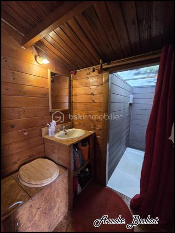 Située dans un environnement calme et verdoyant, tout en restant à proximité du centre-ville, cette charmante maison individuelle construite en 2004 développe plus de 110 m² habitables sur une  parcelle de 850 m² exposée plein sud.

Dès l'entrée, vous découvrirez une agréable pièce de vie lumineuse avec cuisine équipée ouverte sur le séjour. Le rez-de-chaussée offre également 2 chambres confortables, une salle de bains équipée d'une douche et d'une baignoire ainsi qu'un WC indépendant.

À l'étage, un espace aménagé de type appartement comprend une chambre, une salle d'eau, un WC indépendant ainsi qu'une pièce de 19 m² avec kitchenette et salon. Cet espace dispose d'un fort potentiel locatif et peut être proposé en location meublée ou saisonnière. Il offre également la possibilité d'aménager 2 suites parentales selon vos besoins.

À l'extérieur, vous profiterez d'une vaste terrasse exposée plein sud, d'un jardin clos et arboré, d'un spa propice à la détente ainsi que d'un chalet équipé comprenant une kitchenette, un espace couchage et des sanitaires. Un véritable atout pour recevoir famille et amis ou développer une activité de location courte durée de type Airbnb.

Les prestations techniques :

Chauffage au sol en rdc
Double vitrage avec volets motorisés
Fibre optique
VMC
Tout-à-l'égout
Carport fermé
Stationnement privatif pour plusieurs véhicules

Cette maison conviendra parfaitement à un couple souhaitant bénéficier d'un complément de revenus grâce à la location de l'étage ou du chalet, mais également à une famille à la recherche d'un cadre de vie paisible avec de beaux espaces et de multiples possibilités d'aménagement.

Un bien rare sur le secteur, alliant confort de vie, potentiel locatif et qualité de l'environnement.

Une opportunité à découvrir sans tarder !

Contactez-moi pour obtenir davantage d'informations ou organiser une visite.