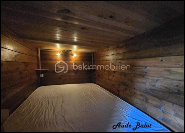 Située dans un environnement calme et verdoyant, tout en restant à proximité du centre-ville, cette charmante maison individuelle construite en 2004 développe plus de 110 m² habitables sur une  parcelle de 850 m² exposée plein sud.

Dès l'entrée, vous découvrirez une agréable pièce de vie lumineuse avec cuisine équipée ouverte sur le séjour. Le rez-de-chaussée offre également 2 chambres confortables, une salle de bains équipée d'une douche et d'une baignoire ainsi qu'un WC indépendant.

À l'étage, un espace aménagé de type appartement comprend une chambre, une salle d'eau, un WC indépendant ainsi qu'une pièce de 19 m² avec kitchenette et salon. Cet espace dispose d'un fort potentiel locatif et peut être proposé en location meublée ou saisonnière. Il offre également la possibilité d'aménager 2 suites parentales selon vos besoins.

À l'extérieur, vous profiterez d'une vaste terrasse exposée plein sud, d'un jardin clos et arboré, d'un spa propice à la détente ainsi que d'un chalet équipé comprenant une kitchenette, un espace couchage et des sanitaires. Un véritable atout pour recevoir famille et amis ou développer une activité de location courte durée de type Airbnb.

Les prestations techniques :

Chauffage au sol en rdc
Double vitrage avec volets motorisés
Fibre optique
VMC
Tout-à-l'égout
Carport fermé
Stationnement privatif pour plusieurs véhicules

Cette maison conviendra parfaitement à un couple souhaitant bénéficier d'un complément de revenus grâce à la location de l'étage ou du chalet, mais également à une famille à la recherche d'un cadre de vie paisible avec de beaux espaces et de multiples possibilités d'aménagement.

Un bien rare sur le secteur, alliant confort de vie, potentiel locatif et qualité de l'environnement.

Une opportunité à découvrir sans tarder !

Contactez-moi pour obtenir davantage d'informations ou organiser une visite.
