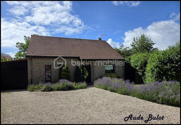 Située dans un environnement calme et verdoyant, tout en restant à proximité du centre-ville, cette charmante maison individuelle construite en 2004 développe plus de 110 m² habitables sur une  parcelle de 850 m² exposée plein sud.

Dès l'entrée, vous découvrirez une agréable pièce de vie lumineuse avec cuisine équipée ouverte sur le séjour. Le rez-de-chaussée offre également 2 chambres confortables, une salle de bains équipée d'une douche et d'une baignoire ainsi qu'un WC indépendant.

À l'étage, un espace aménagé de type appartement comprend une chambre, une salle d'eau, un WC indépendant ainsi qu'une pièce de 19 m² avec kitchenette et salon. Cet espace dispose d'un fort potentiel locatif et peut être proposé en location meublée ou saisonnière. Il offre également la possibilité d'aménager 2 suites parentales selon vos besoins.

À l'extérieur, vous profiterez d'une vaste terrasse exposée plein sud, d'un jardin clos et arboré, d'un spa propice à la détente ainsi que d'un chalet équipé comprenant une kitchenette, un espace couchage et des sanitaires. Un véritable atout pour recevoir famille et amis ou développer une activité de location courte durée de type Airbnb.

Les prestations techniques :

Chauffage au sol en rdc
Double vitrage avec volets motorisés
Fibre optique
VMC
Tout-à-l'égout
Carport fermé
Stationnement privatif pour plusieurs véhicules

Cette maison conviendra parfaitement à un couple souhaitant bénéficier d'un complément de revenus grâce à la location de l'étage ou du chalet, mais également à une famille à la recherche d'un cadre de vie paisible avec de beaux espaces et de multiples possibilités d'aménagement.

Un bien rare sur le secteur, alliant confort de vie, potentiel locatif et qualité de l'environnement.

Une opportunité à découvrir sans tarder !

Contactez-moi pour obtenir davantage d'informations ou organiser une visite.
