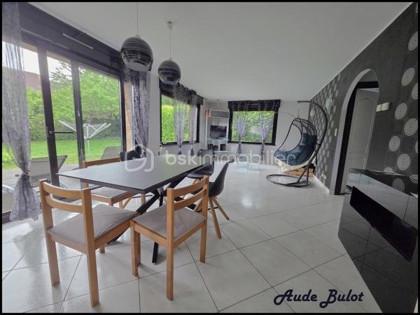 Située dans un environnement calme et verdoyant, tout en restant à proximité du centre-ville, cette charmante maison individuelle construite en 2004 développe plus de 110 m² habitables sur une  parcelle de 850 m² exposée plein sud.

Dès l'entrée, vous découvrirez une agréable pièce de vie lumineuse avec cuisine équipée ouverte sur le séjour. Le rez-de-chaussée offre également 2 chambres confortables, une salle de bains équipée d'une douche et d'une baignoire ainsi qu'un WC indépendant.

À l'étage, un espace aménagé de type appartement comprend une chambre, une salle d'eau, un WC indépendant ainsi qu'une pièce de 19 m² avec kitchenette et salon. Cet espace dispose d'un fort potentiel locatif et peut être proposé en location meublée ou saisonnière. Il offre également la possibilité d'aménager 2 suites parentales selon vos besoins.

À l'extérieur, vous profiterez d'une vaste terrasse exposée plein sud, d'un jardin clos et arboré, d'un spa propice à la détente ainsi que d'un chalet équipé comprenant une kitchenette, un espace couchage et des sanitaires. Un véritable atout pour recevoir famille et amis ou développer une activité de location courte durée de type Airbnb.

Les prestations techniques :

Chauffage au sol en rdc
Double vitrage avec volets motorisés
Fibre optique
VMC
Tout-à-l'égout
Carport fermé
Stationnement privatif pour plusieurs véhicules

Cette maison conviendra parfaitement à un couple souhaitant bénéficier d'un complément de revenus grâce à la location de l'étage ou du chalet, mais également à une famille à la recherche d'un cadre de vie paisible avec de beaux espaces et de multiples possibilités d'aménagement.

Un bien rare sur le secteur, alliant confort de vie, potentiel locatif et qualité de l'environnement.

Une opportunité à découvrir sans tarder !

Contactez-moi pour obtenir davantage d'informations ou organiser une visite.