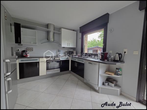 Située dans un environnement calme et verdoyant, tout en restant à proximité du centre-ville, cette charmante maison individuelle construite en 2004 développe plus de 110 m² habitables sur une  parcelle de 850 m² exposée plein sud.

Dès l'entrée, vous découvrirez une agréable pièce de vie lumineuse avec cuisine équipée ouverte sur le séjour. Le rez-de-chaussée offre également 2 chambres confortables, une salle de bains équipée d'une douche et d'une baignoire ainsi qu'un WC indépendant.

À l'étage, un espace aménagé de type appartement comprend une chambre, une salle d'eau, un WC indépendant ainsi qu'une pièce de 19 m² avec kitchenette et salon. Cet espace dispose d'un fort potentiel locatif et peut être proposé en location meublée ou saisonnière. Il offre également la possibilité d'aménager 2 suites parentales selon vos besoins.

À l'extérieur, vous profiterez d'une vaste terrasse exposée plein sud, d'un jardin clos et arboré, d'un spa propice à la détente ainsi que d'un chalet équipé comprenant une kitchenette, un espace couchage et des sanitaires. Un véritable atout pour recevoir famille et amis ou développer une activité de location courte durée de type Airbnb.

Les prestations techniques :

Chauffage au sol en rdc
Double vitrage avec volets motorisés
Fibre optique
VMC
Tout-à-l'égout
Carport fermé
Stationnement privatif pour plusieurs véhicules

Cette maison conviendra parfaitement à un couple souhaitant bénéficier d'un complément de revenus grâce à la location de l'étage ou du chalet, mais également à une famille à la recherche d'un cadre de vie paisible avec de beaux espaces et de multiples possibilités d'aménagement.

Un bien rare sur le secteur, alliant confort de vie, potentiel locatif et qualité de l'environnement.

Une opportunité à découvrir sans tarder !

Contactez-moi pour obtenir davantage d'informations ou organiser une visite.