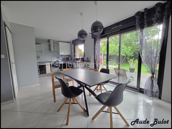 Située dans un environnement calme et verdoyant, tout en restant à proximité du centre-ville, cette charmante maison individuelle construite en 2004 développe plus de 110 m² habitables sur une  parcelle de 850 m² exposée plein sud.

Dès l'entrée, vous découvrirez une agréable pièce de vie lumineuse avec cuisine équipée ouverte sur le séjour. Le rez-de-chaussée offre également 2 chambres confortables, une salle de bains équipée d'une douche et d'une baignoire ainsi qu'un WC indépendant.

À l'étage, un espace aménagé de type appartement comprend une chambre, une salle d'eau, un WC indépendant ainsi qu'une pièce de 19 m² avec kitchenette et salon. Cet espace dispose d'un fort potentiel locatif et peut être proposé en location meublée ou saisonnière. Il offre également la possibilité d'aménager 2 suites parentales selon vos besoins.

À l'extérieur, vous profiterez d'une vaste terrasse exposée plein sud, d'un jardin clos et arboré, d'un spa propice à la détente ainsi que d'un chalet équipé comprenant une kitchenette, un espace couchage et des sanitaires. Un véritable atout pour recevoir famille et amis ou développer une activité de location courte durée de type Airbnb.

Les prestations techniques :

Chauffage au sol en rdc
Double vitrage avec volets motorisés
Fibre optique
VMC
Tout-à-l'égout
Carport fermé
Stationnement privatif pour plusieurs véhicules

Cette maison conviendra parfaitement à un couple souhaitant bénéficier d'un complément de revenus grâce à la location de l'étage ou du chalet, mais également à une famille à la recherche d'un cadre de vie paisible avec de beaux espaces et de multiples possibilités d'aménagement.

Un bien rare sur le secteur, alliant confort de vie, potentiel locatif et qualité de l'environnement.

Une opportunité à découvrir sans tarder !

Contactez-moi pour obtenir davantage d'informations ou organiser une visite.
