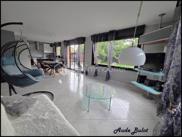 Située dans un environnement calme et verdoyant, tout en restant à proximité du centre-ville, cette charmante maison individuelle construite en 2004 développe plus de 110 m² habitables sur une  parcelle de 850 m² exposée plein sud.

Dès l'entrée, vous découvrirez une agréable pièce de vie lumineuse avec cuisine équipée ouverte sur le séjour. Le rez-de-chaussée offre également 2 chambres confortables, une salle de bains équipée d'une douche et d'une baignoire ainsi qu'un WC indépendant.

À l'étage, un espace aménagé de type appartement comprend une chambre, une salle d'eau, un WC indépendant ainsi qu'une pièce de 19 m² avec kitchenette et salon. Cet espace dispose d'un fort potentiel locatif et peut être proposé en location meublée ou saisonnière. Il offre également la possibilité d'aménager 2 suites parentales selon vos besoins.

À l'extérieur, vous profiterez d'une vaste terrasse exposée plein sud, d'un jardin clos et arboré, d'un spa propice à la détente ainsi que d'un chalet équipé comprenant une kitchenette, un espace couchage et des sanitaires. Un véritable atout pour recevoir famille et amis ou développer une activité de location courte durée de type Airbnb.

Les prestations techniques :

Chauffage au sol en rdc
Double vitrage avec volets motorisés
Fibre optique
VMC
Tout-à-l'égout
Carport fermé
Stationnement privatif pour plusieurs véhicules

Cette maison conviendra parfaitement à un couple souhaitant bénéficier d'un complément de revenus grâce à la location de l'étage ou du chalet, mais également à une famille à la recherche d'un cadre de vie paisible avec de beaux espaces et de multiples possibilités d'aménagement.

Un bien rare sur le secteur, alliant confort de vie, potentiel locatif et qualité de l'environnement.

Une opportunité à découvrir sans tarder !

Contactez-moi pour obtenir davantage d'informations ou organiser une visite.