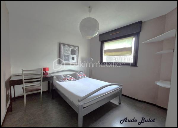 Située dans un environnement calme et verdoyant, tout en restant à proximité du centre-ville, cette charmante maison individuelle construite en 2004 développe plus de 110 m² habitables sur une  parcelle de 850 m² exposée plein sud.

Dès l'entrée, vous découvrirez une agréable pièce de vie lumineuse avec cuisine équipée ouverte sur le séjour. Le rez-de-chaussée offre également 2 chambres confortables, une salle de bains équipée d'une douche et d'une baignoire ainsi qu'un WC indépendant.

À l'étage, un espace aménagé de type appartement comprend une chambre, une salle d'eau, un WC indépendant ainsi qu'une pièce de 19 m² avec kitchenette et salon. Cet espace dispose d'un fort potentiel locatif et peut être proposé en location meublée ou saisonnière. Il offre également la possibilité d'aménager 2 suites parentales selon vos besoins.

À l'extérieur, vous profiterez d'une vaste terrasse exposée plein sud, d'un jardin clos et arboré, d'un spa propice à la détente ainsi que d'un chalet équipé comprenant une kitchenette, un espace couchage et des sanitaires. Un véritable atout pour recevoir famille et amis ou développer une activité de location courte durée de type Airbnb.

Les prestations techniques :

Chauffage au sol en rdc
Double vitrage avec volets motorisés
Fibre optique
VMC
Tout-à-l'égout
Carport fermé
Stationnement privatif pour plusieurs véhicules

Cette maison conviendra parfaitement à un couple souhaitant bénéficier d'un complément de revenus grâce à la location de l'étage ou du chalet, mais également à une famille à la recherche d'un cadre de vie paisible avec de beaux espaces et de multiples possibilités d'aménagement.

Un bien rare sur le secteur, alliant confort de vie, potentiel locatif et qualité de l'environnement.

Une opportunité à découvrir sans tarder !

Contactez-moi pour obtenir davantage d'informations ou organiser une visite.