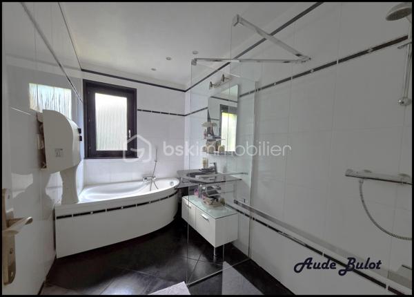 Située dans un environnement calme et verdoyant, tout en restant à proximité du centre-ville, cette charmante maison individuelle construite en 2004 développe plus de 110 m² habitables sur une  parcelle de 850 m² exposée plein sud.

Dès l'entrée, vous découvrirez une agréable pièce de vie lumineuse avec cuisine équipée ouverte sur le séjour. Le rez-de-chaussée offre également 2 chambres confortables, une salle de bains équipée d'une douche et d'une baignoire ainsi qu'un WC indépendant.

À l'étage, un espace aménagé de type appartement comprend une chambre, une salle d'eau, un WC indépendant ainsi qu'une pièce de 19 m² avec kitchenette et salon. Cet espace dispose d'un fort potentiel locatif et peut être proposé en location meublée ou saisonnière. Il offre également la possibilité d'aménager 2 suites parentales selon vos besoins.

À l'extérieur, vous profiterez d'une vaste terrasse exposée plein sud, d'un jardin clos et arboré, d'un spa propice à la détente ainsi que d'un chalet équipé comprenant une kitchenette, un espace couchage et des sanitaires. Un véritable atout pour recevoir famille et amis ou développer une activité de location courte durée de type Airbnb.

Les prestations techniques :

Chauffage au sol en rdc
Double vitrage avec volets motorisés
Fibre optique
VMC
Tout-à-l'égout
Carport fermé
Stationnement privatif pour plusieurs véhicules

Cette maison conviendra parfaitement à un couple souhaitant bénéficier d'un complément de revenus grâce à la location de l'étage ou du chalet, mais également à une famille à la recherche d'un cadre de vie paisible avec de beaux espaces et de multiples possibilités d'aménagement.

Un bien rare sur le secteur, alliant confort de vie, potentiel locatif et qualité de l'environnement.

Une opportunité à découvrir sans tarder !

Contactez-moi pour obtenir davantage d'informations ou organiser une visite.